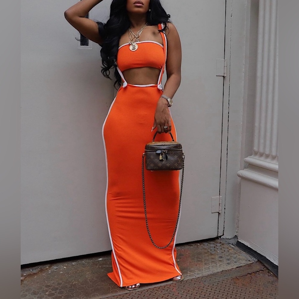 Orange 2 piece Dress Set

Tube Top

Suspender detail

True to size 

Has stretch
